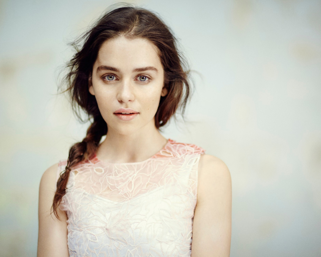 Нежная девушка, популярная актриса Эмилия Кларк