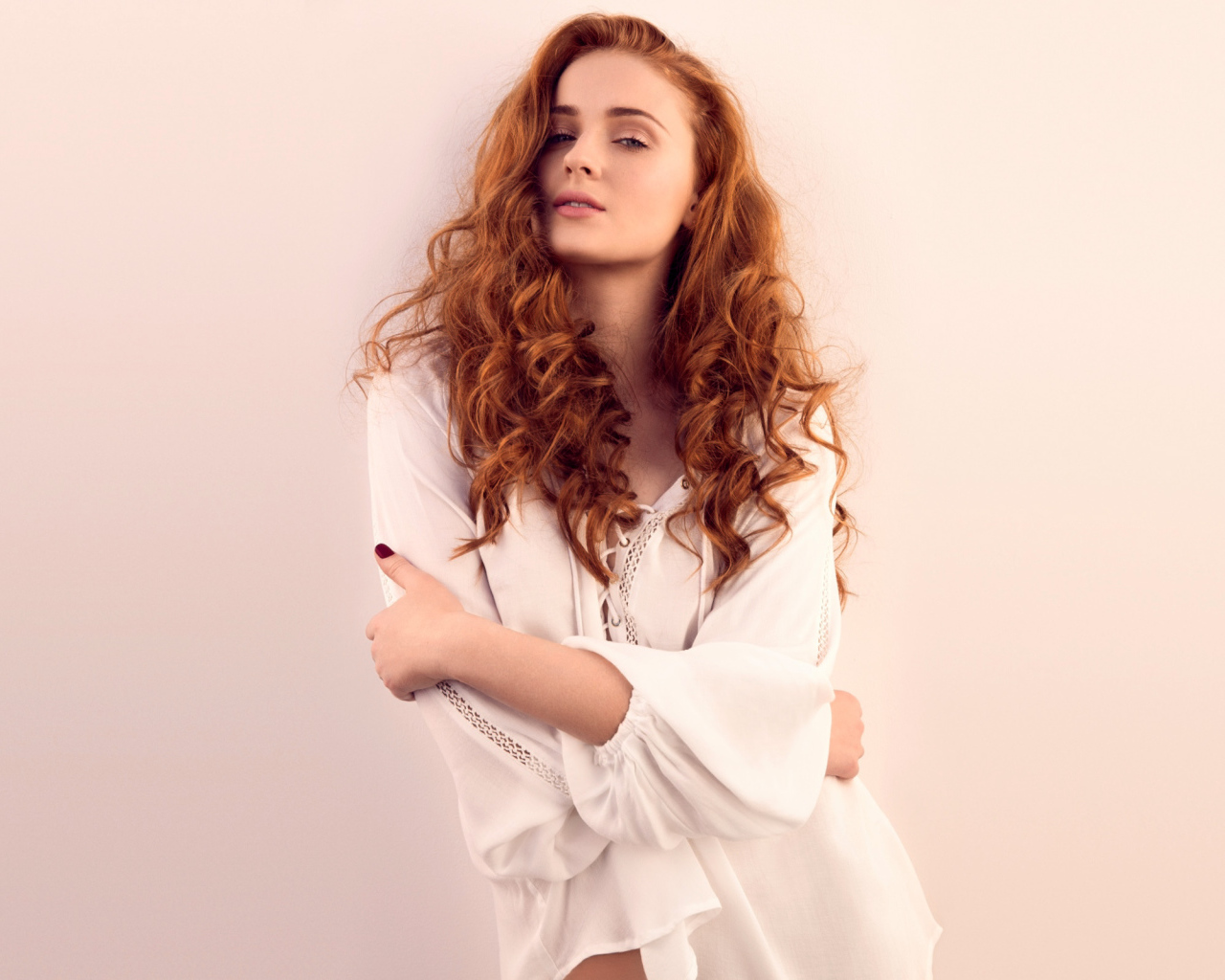 Нежная рыжеволосая актриса Софи Тёрнер в белом наряде