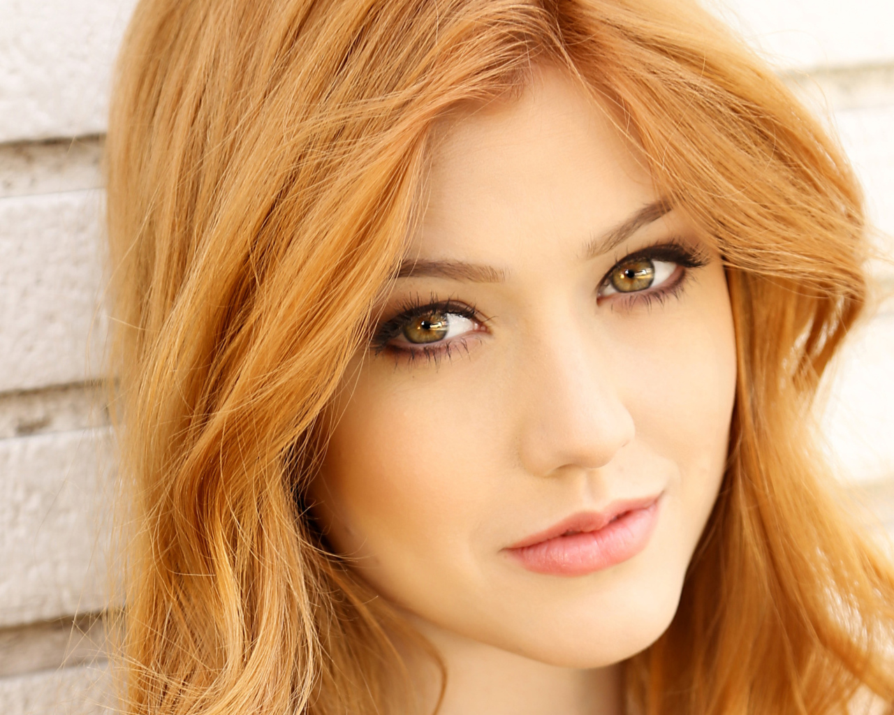 Нежная рыжеволосая девушка актриса Кэтрин Макнамара