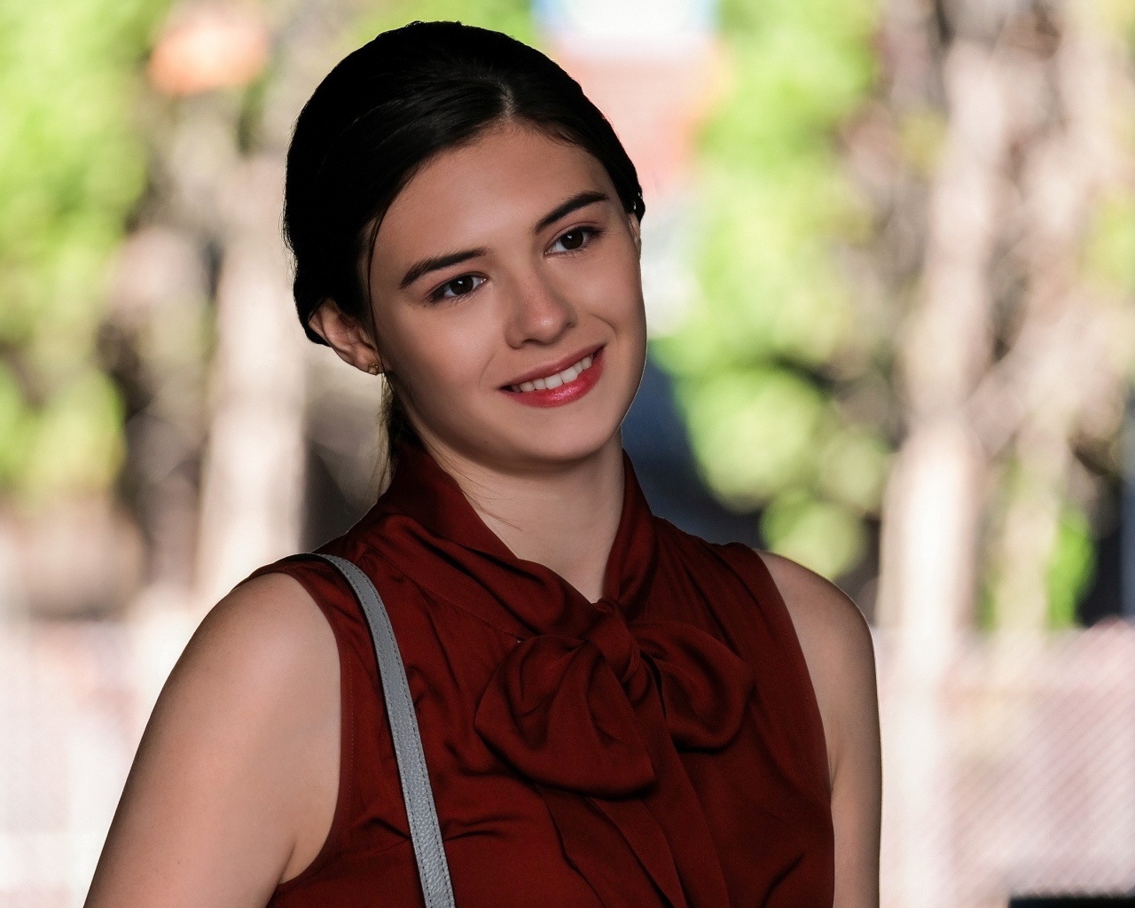 Нежная улыбающаяся девушка в красном, актриса Николь Мейнс