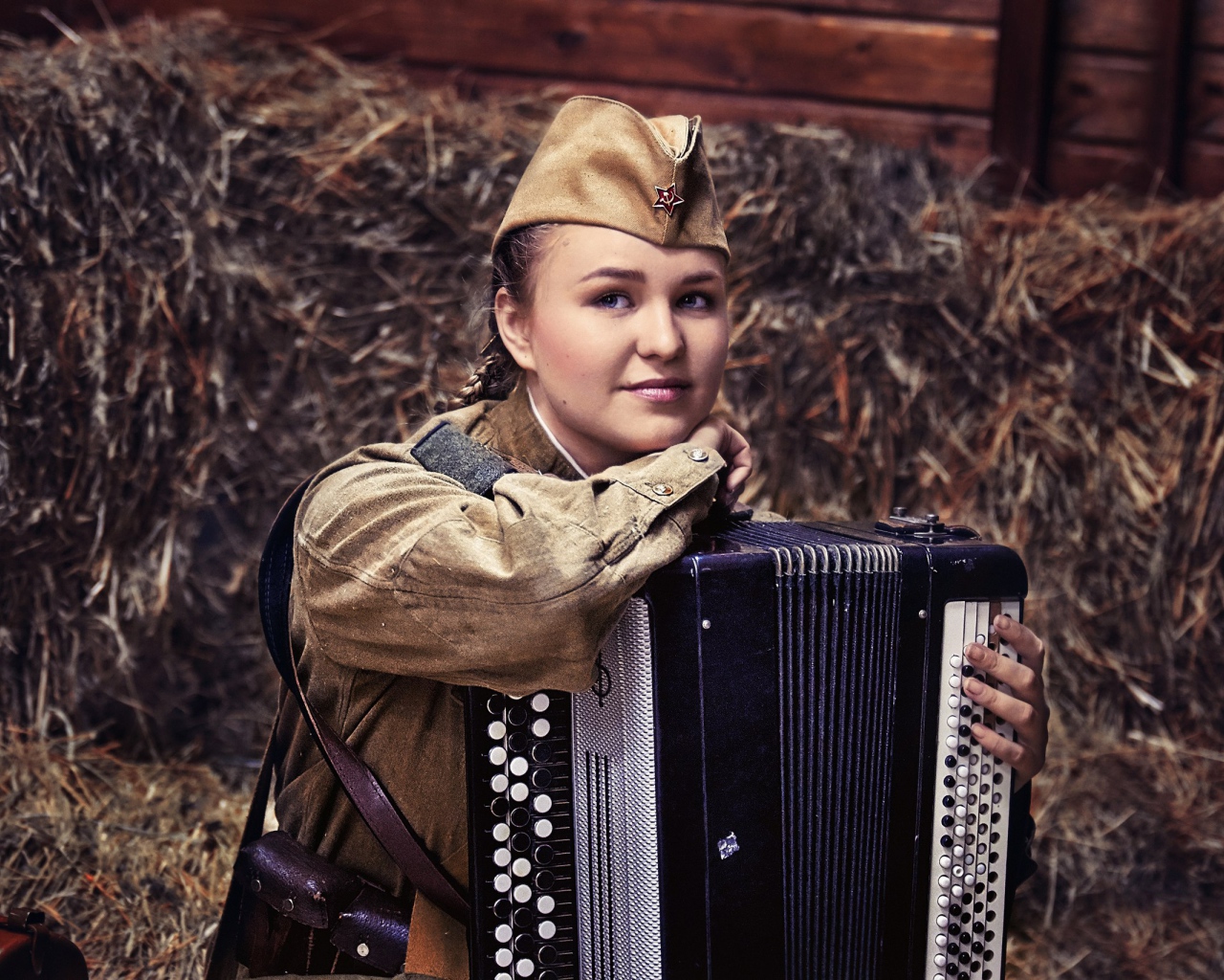 Девушка солдатка в гимнастерке с баяном,  ретро 