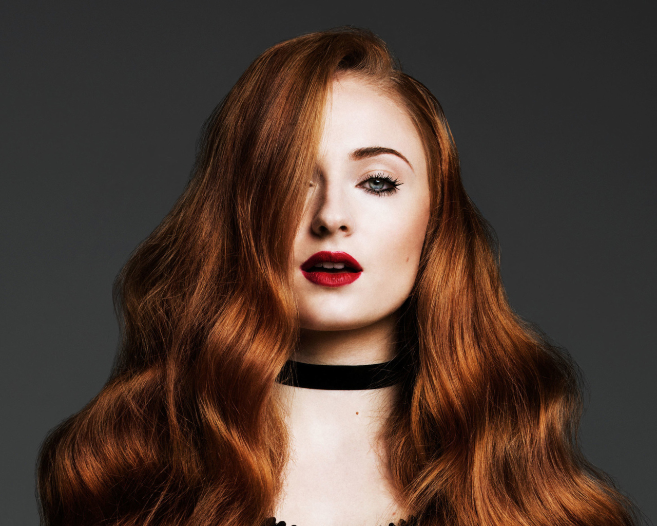 Горячая яркая девушка, актриса Софи Тёрнер