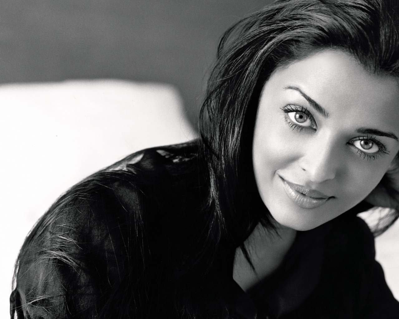 Индийская актриса Айшвария Рай, черно - белое фото