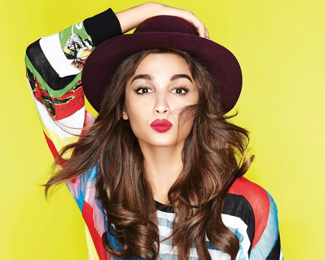 Индийская актриса Алиа Бхатт на желтом фоне