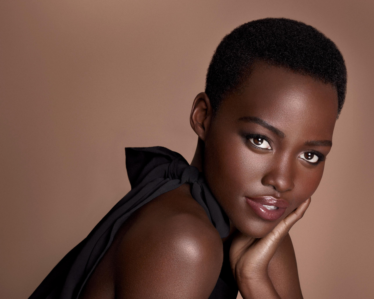 Кенийская актриса Люпита Нионго