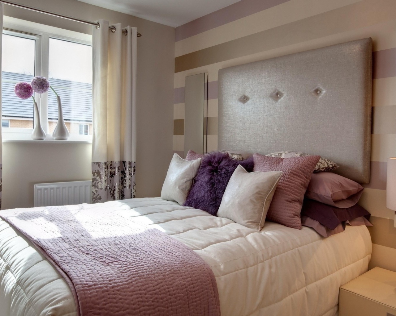 Большая кровать с подушками в спальне 