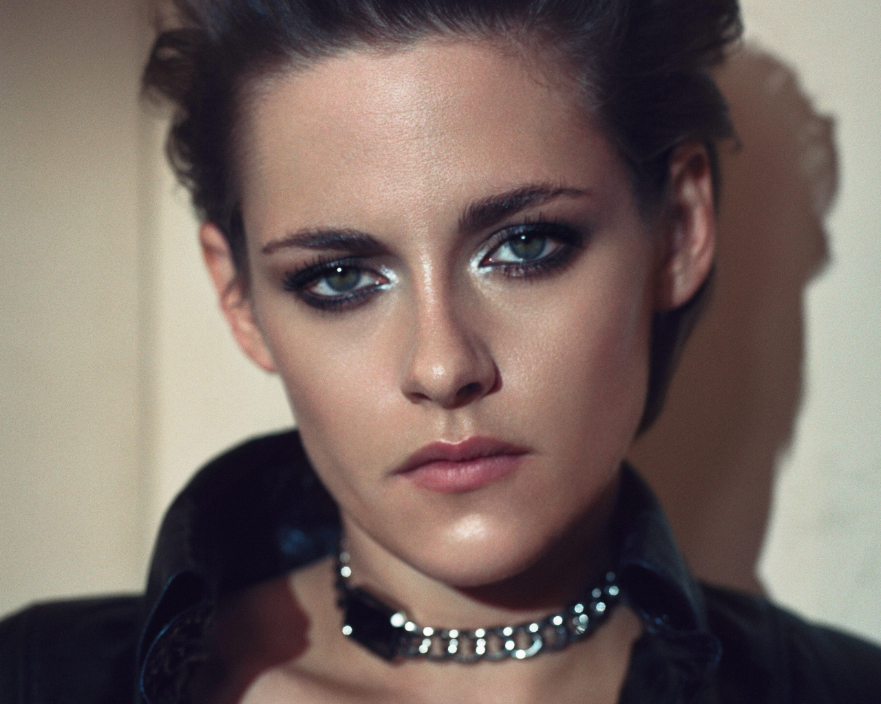 Кристен Стюарт в черной кожаной куртке