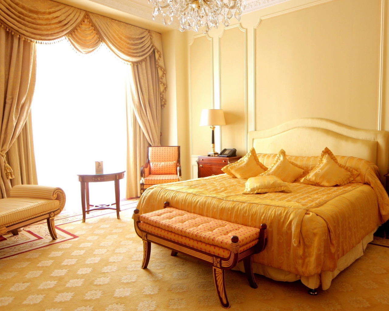 Большая спальная комната с кроватью в пастельных тонах 