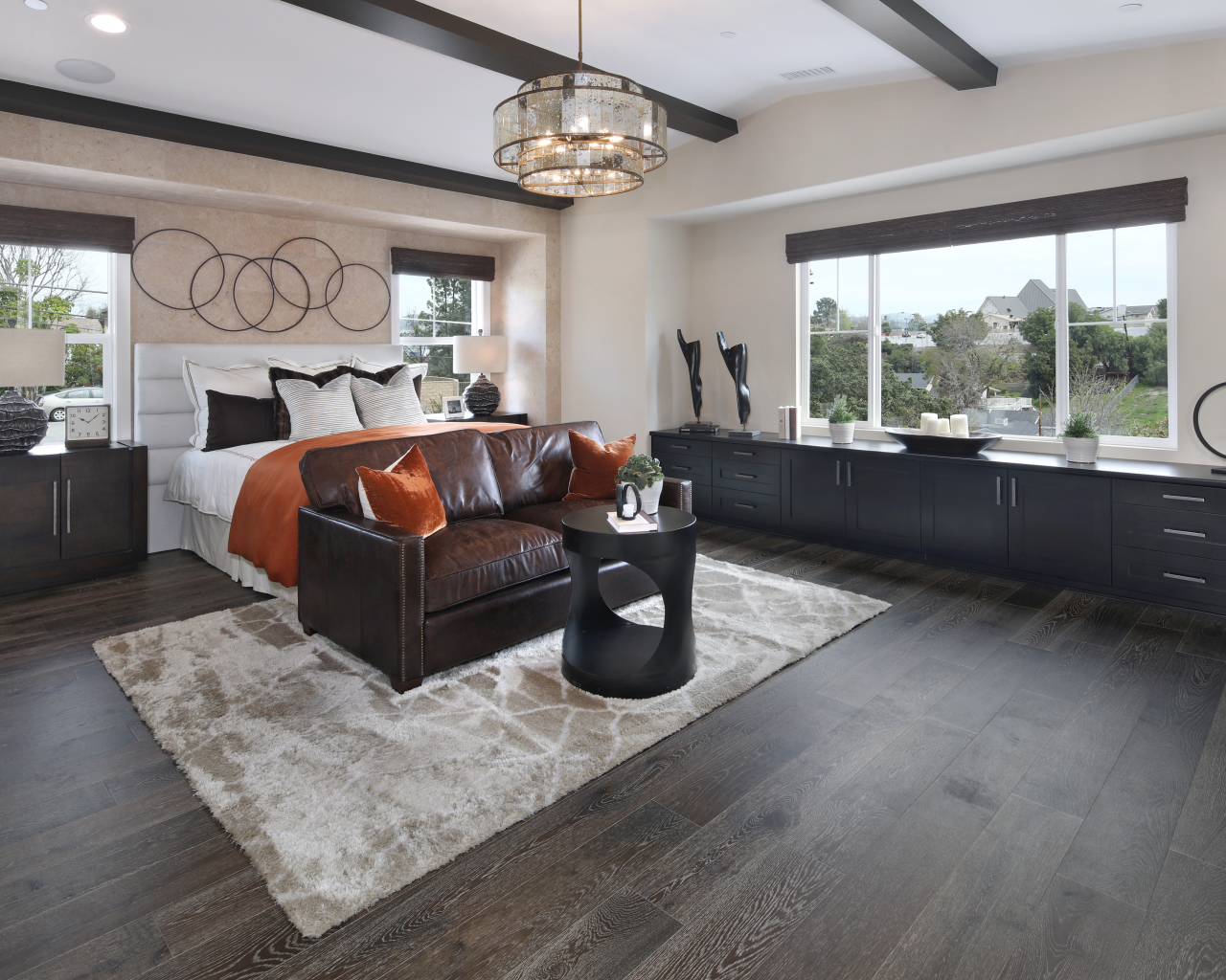 Большая спальная комната с кожаным диваном