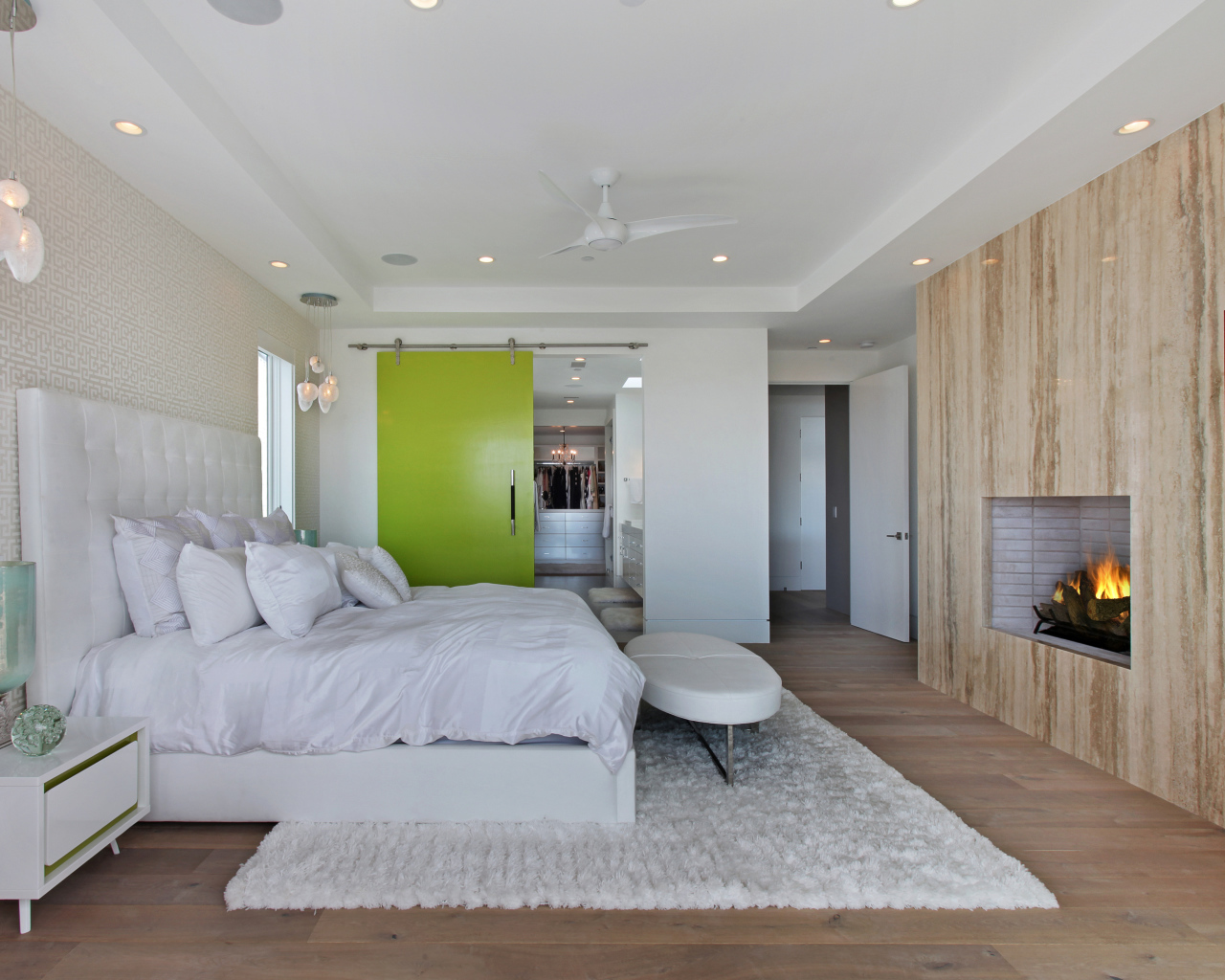 Большая светлая спальная комната с камином
