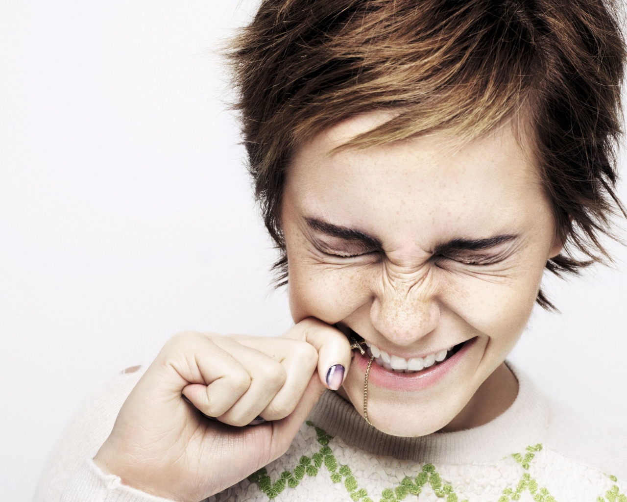 Смеющаяся актриса Эмма Уотсон с короткой стрижкой