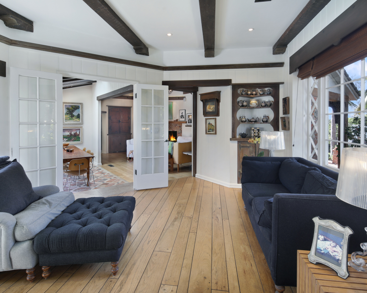 Гостиная комната с большим черным диваном