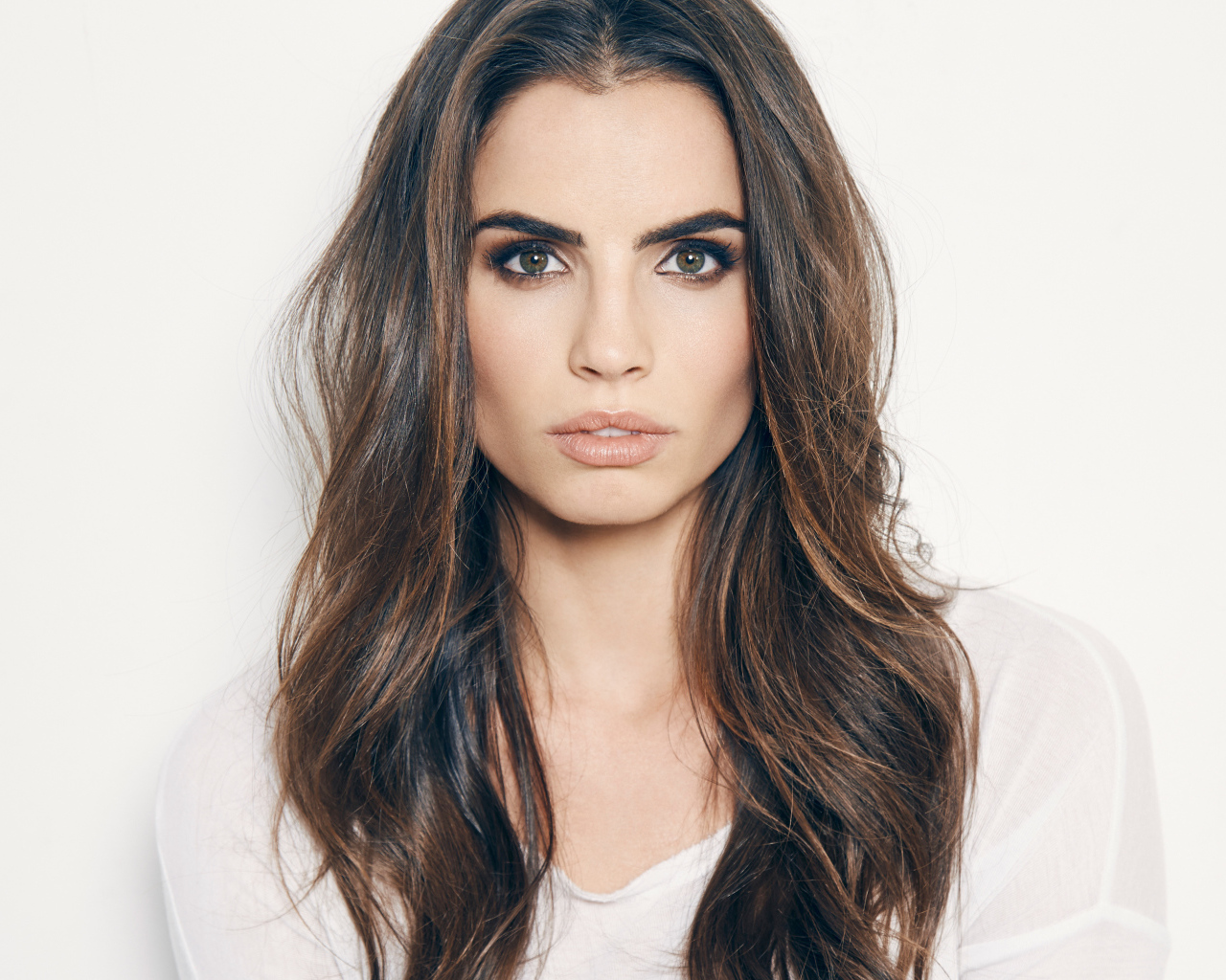 Длинноволосая американская актриса Хилти Боуэн