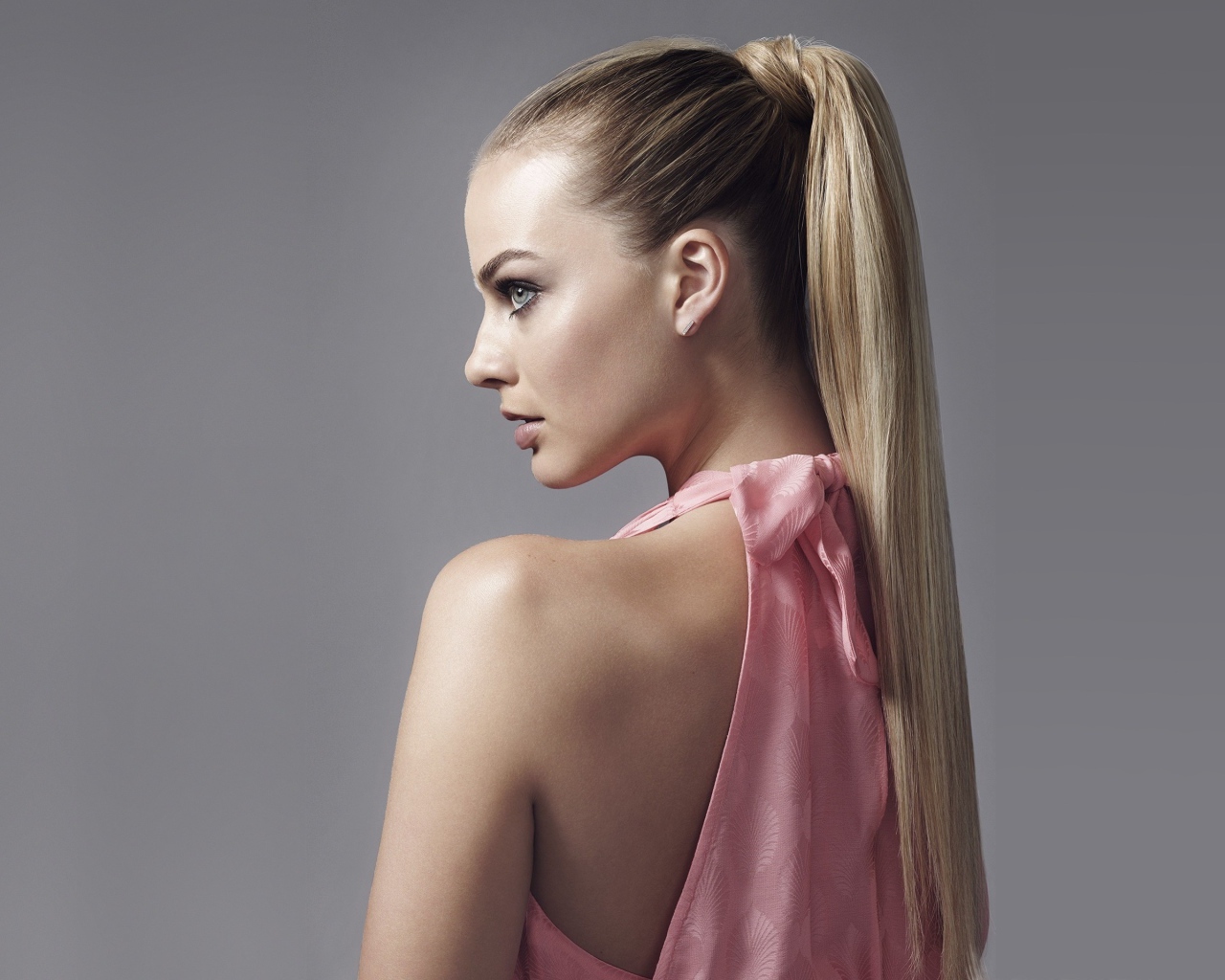 Длинноволосая блондинка актриса Марго Робби фото на сером фоне