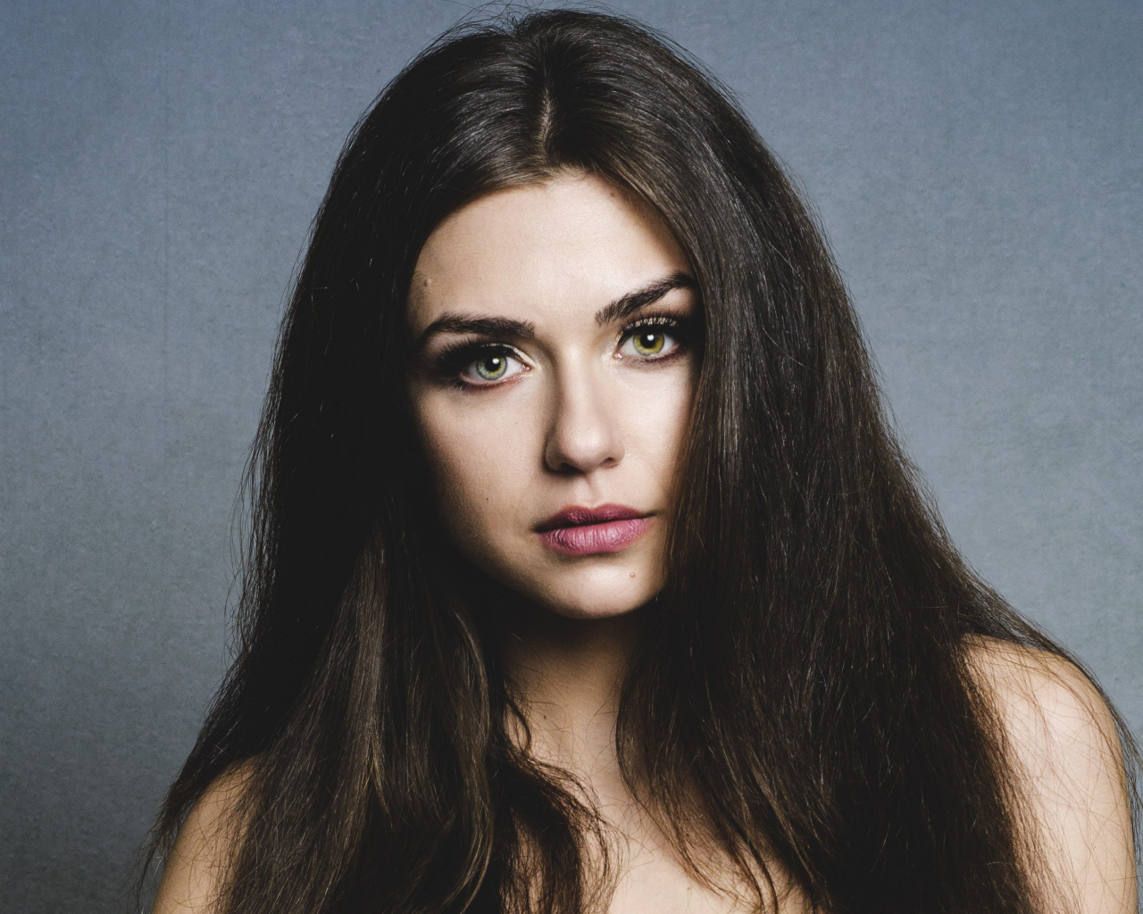 Длинноволосая зеленоглазая брюнетка, актриса Виктория Конфал