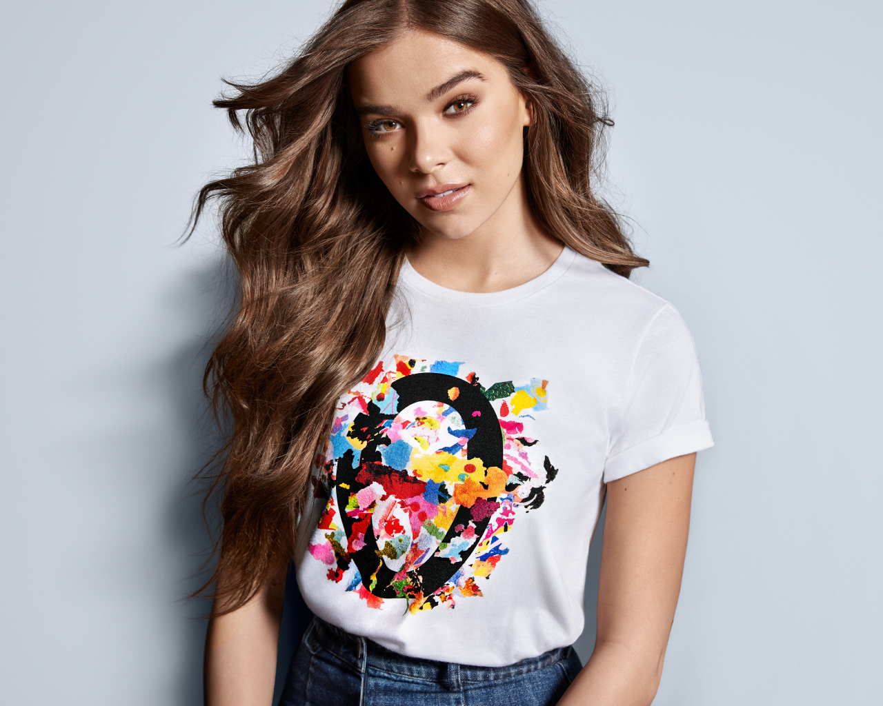 Длинноволосая шатенка, актриса Хейли Стейнфилд