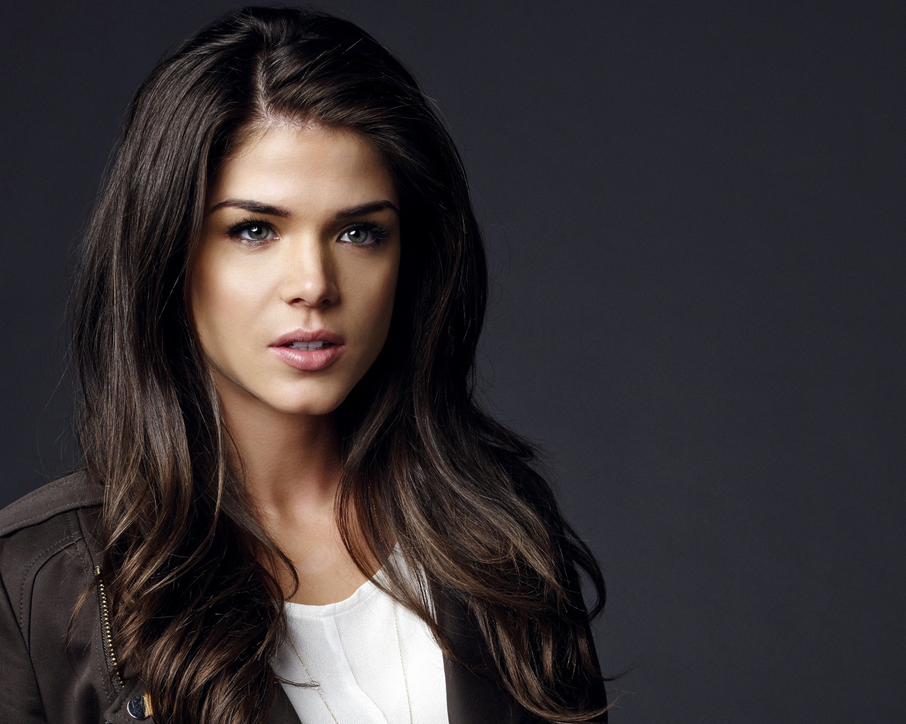 Длинноволосая брюнетка актриса Мария Авгеропулос