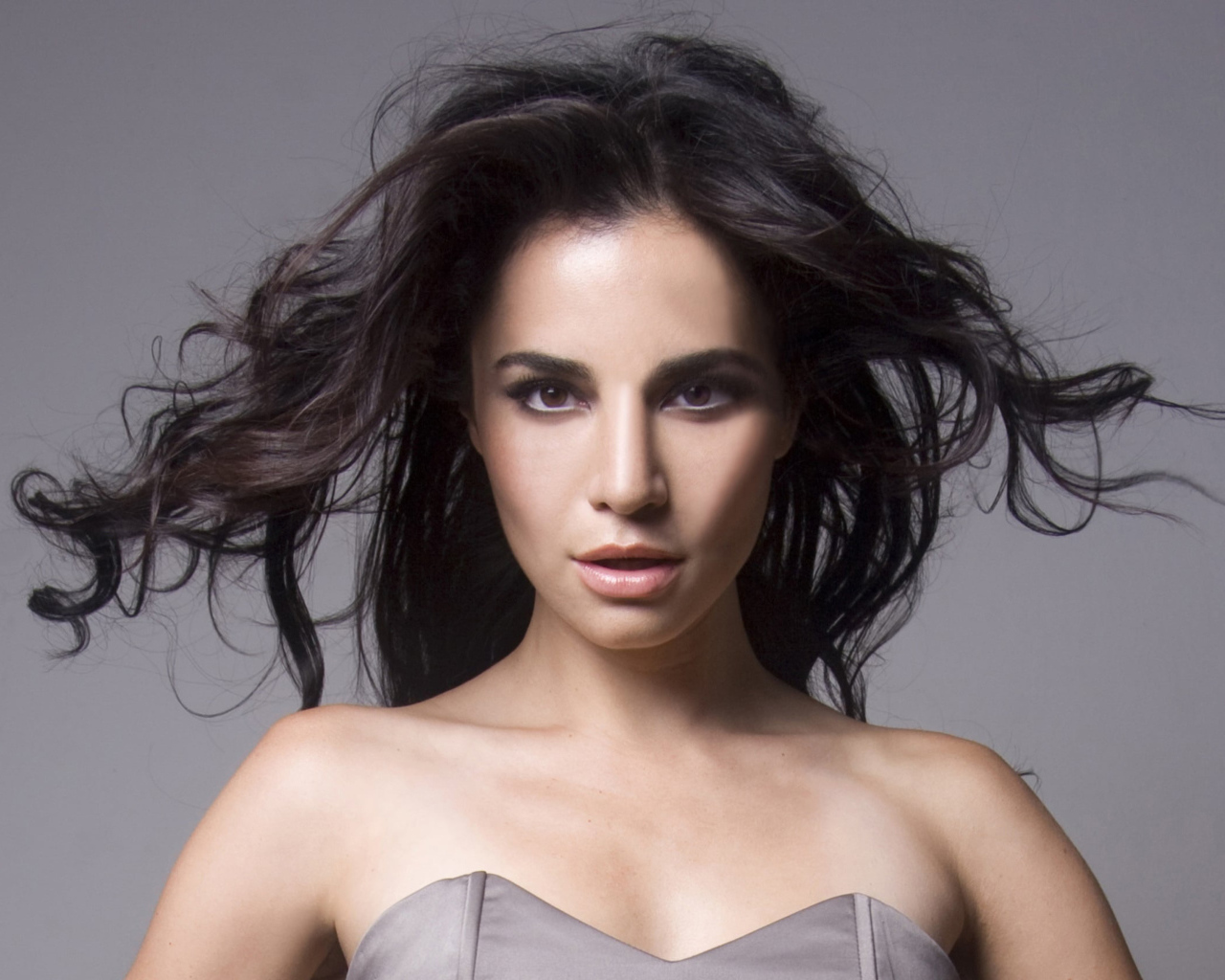 Мексиканская актриса Марта Игареда на сером фоне