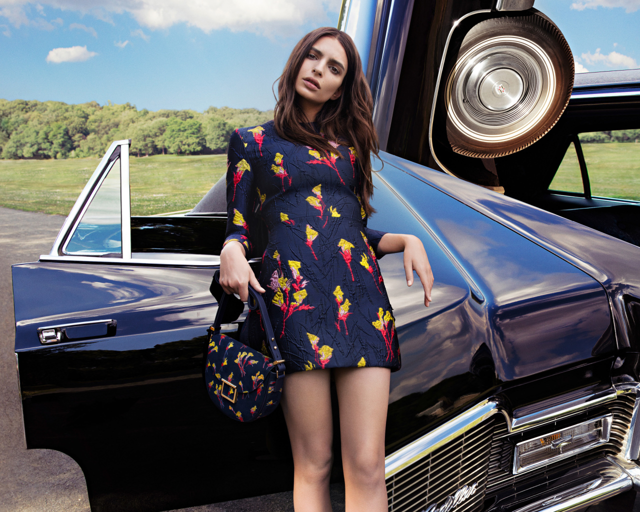 Модель, актриса Эмили Ратаковски у черного автомобиля