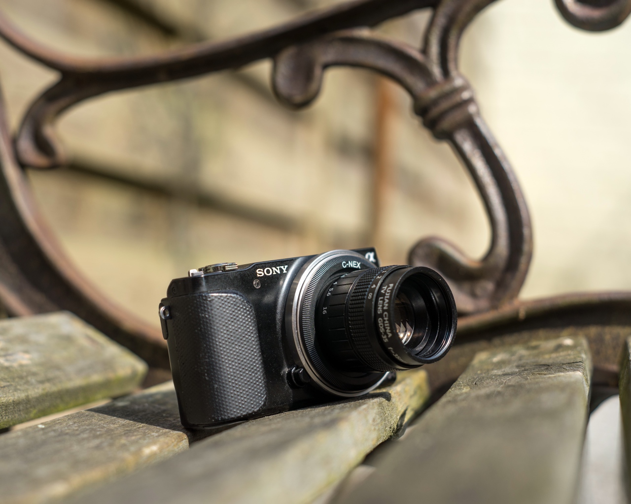 Старый фотоаппарат SONY на деревянной лавке