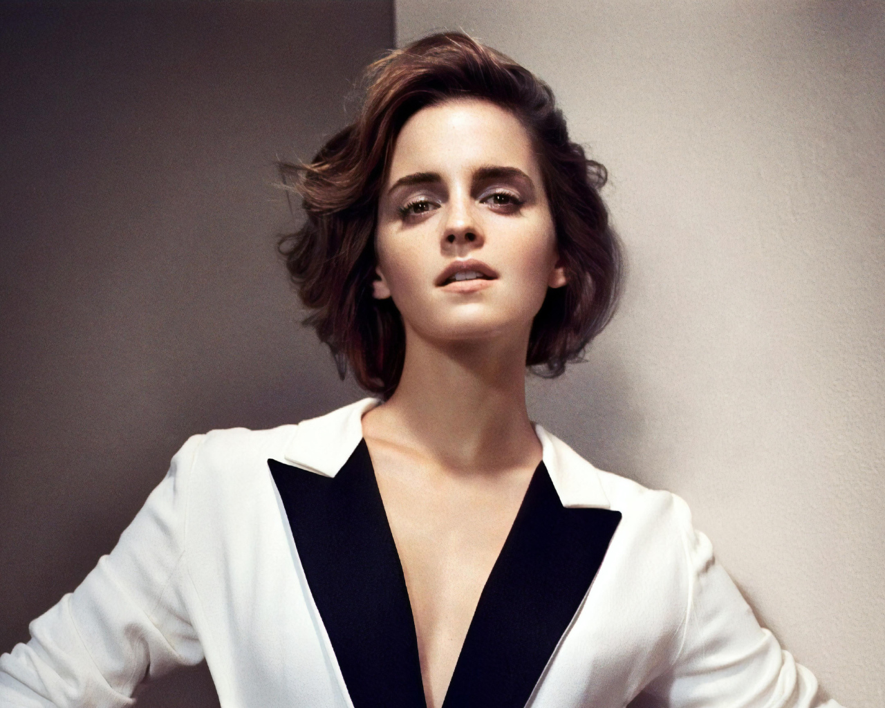 Популярная актриса Эмма Уотсон в пиджаке