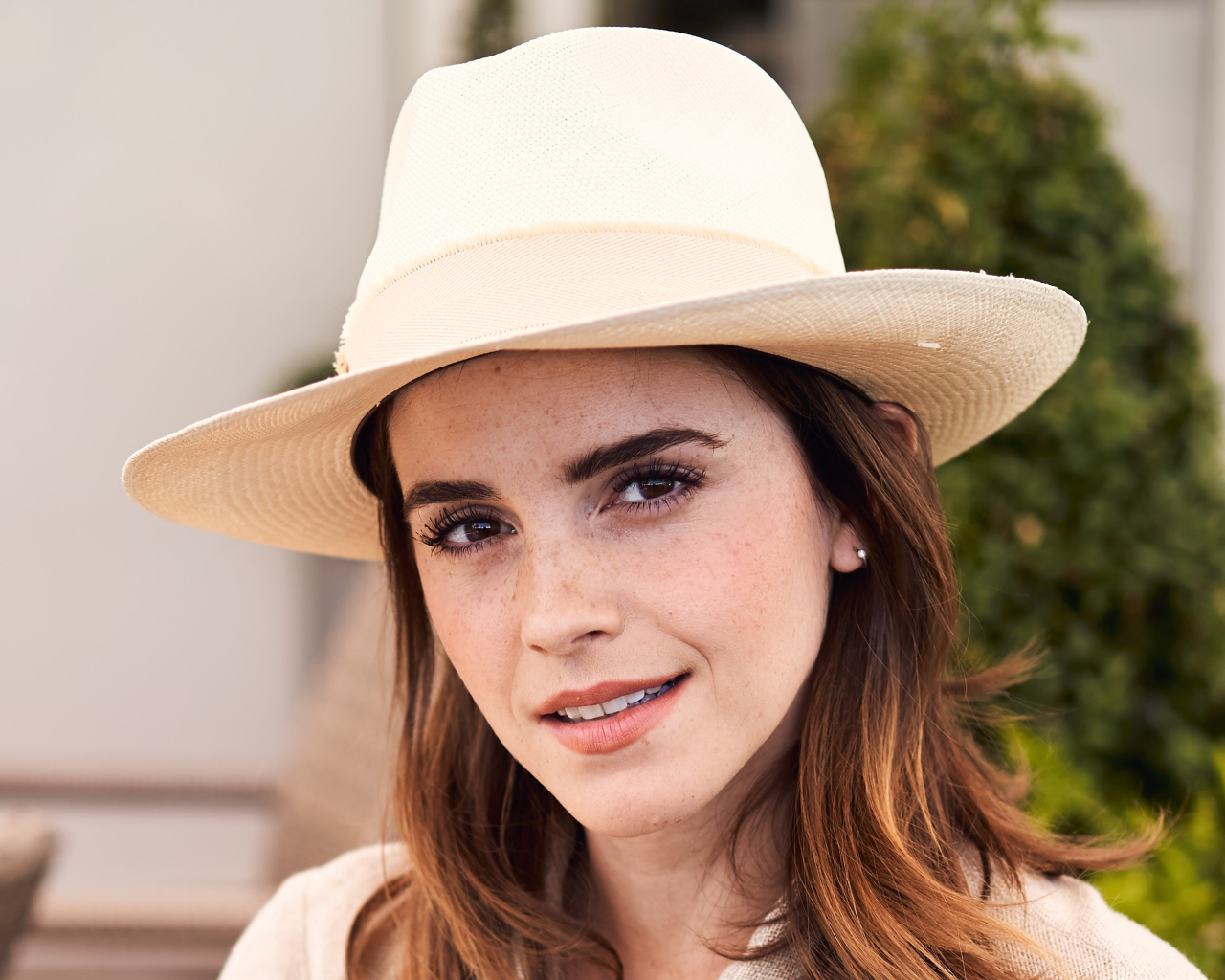 Популярная актриса Эмма Уотсон в белой шляпе