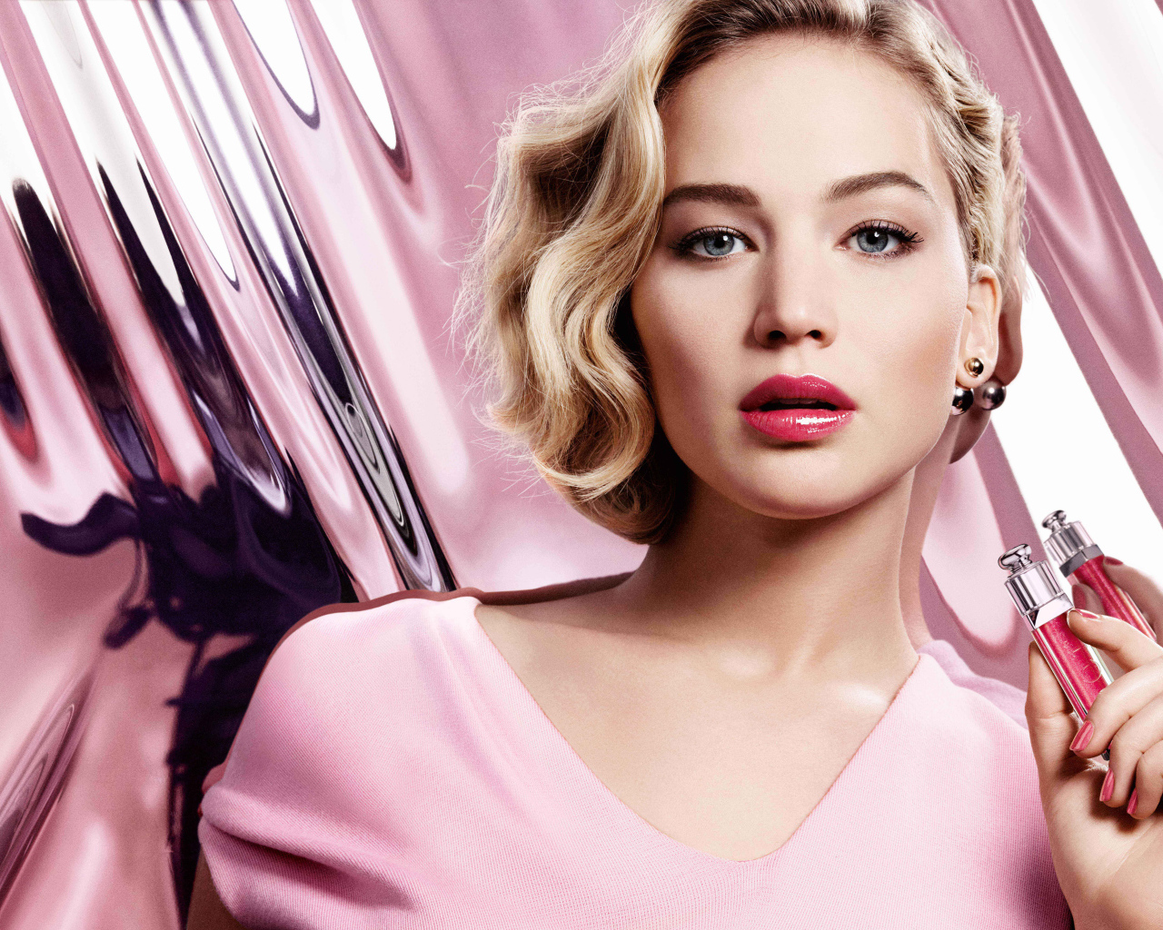 Популярная актриса Дженнифер Лоуренс с блеском для губ в руках