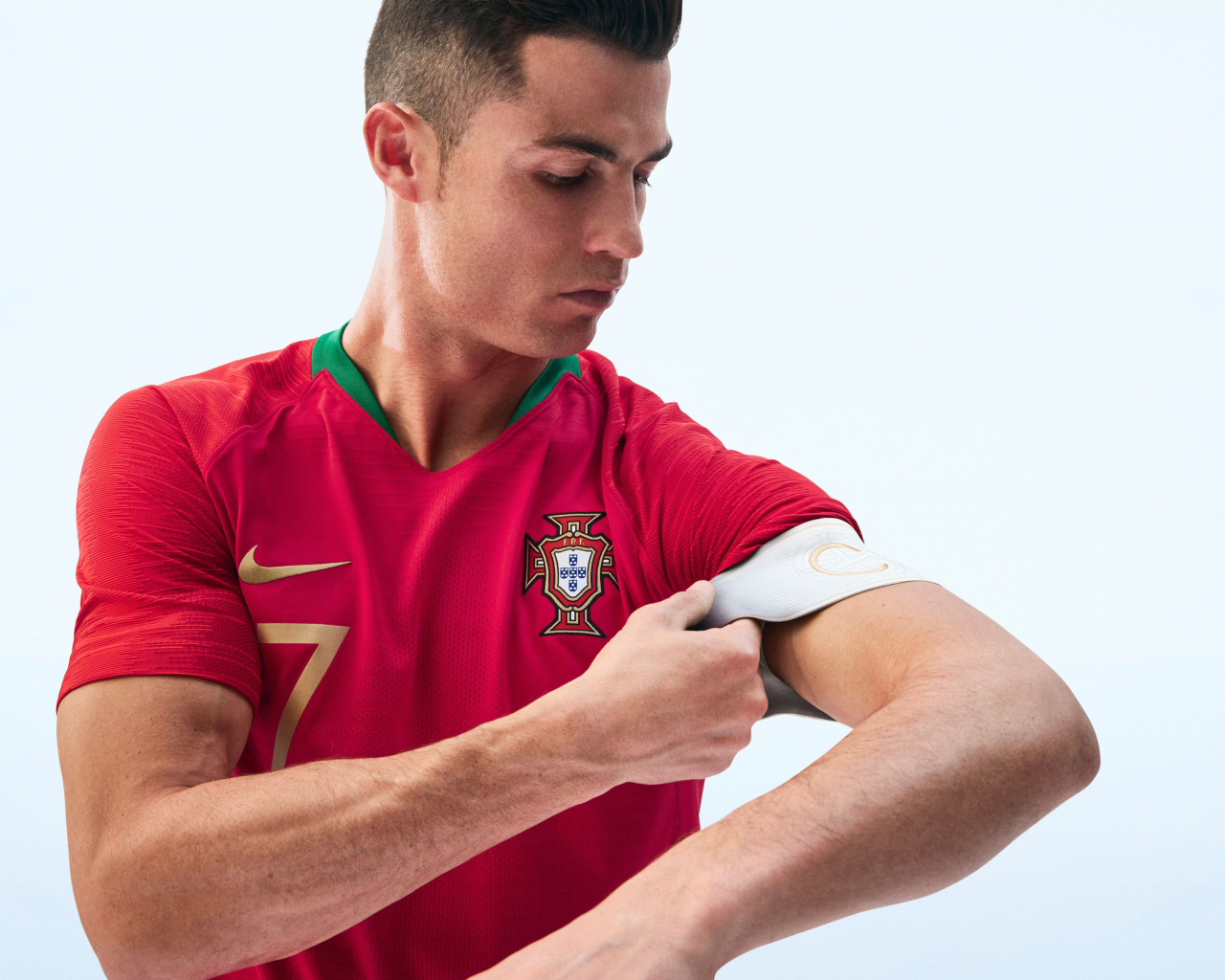 Популярный футболист Криштиану Роналду поправляет форму