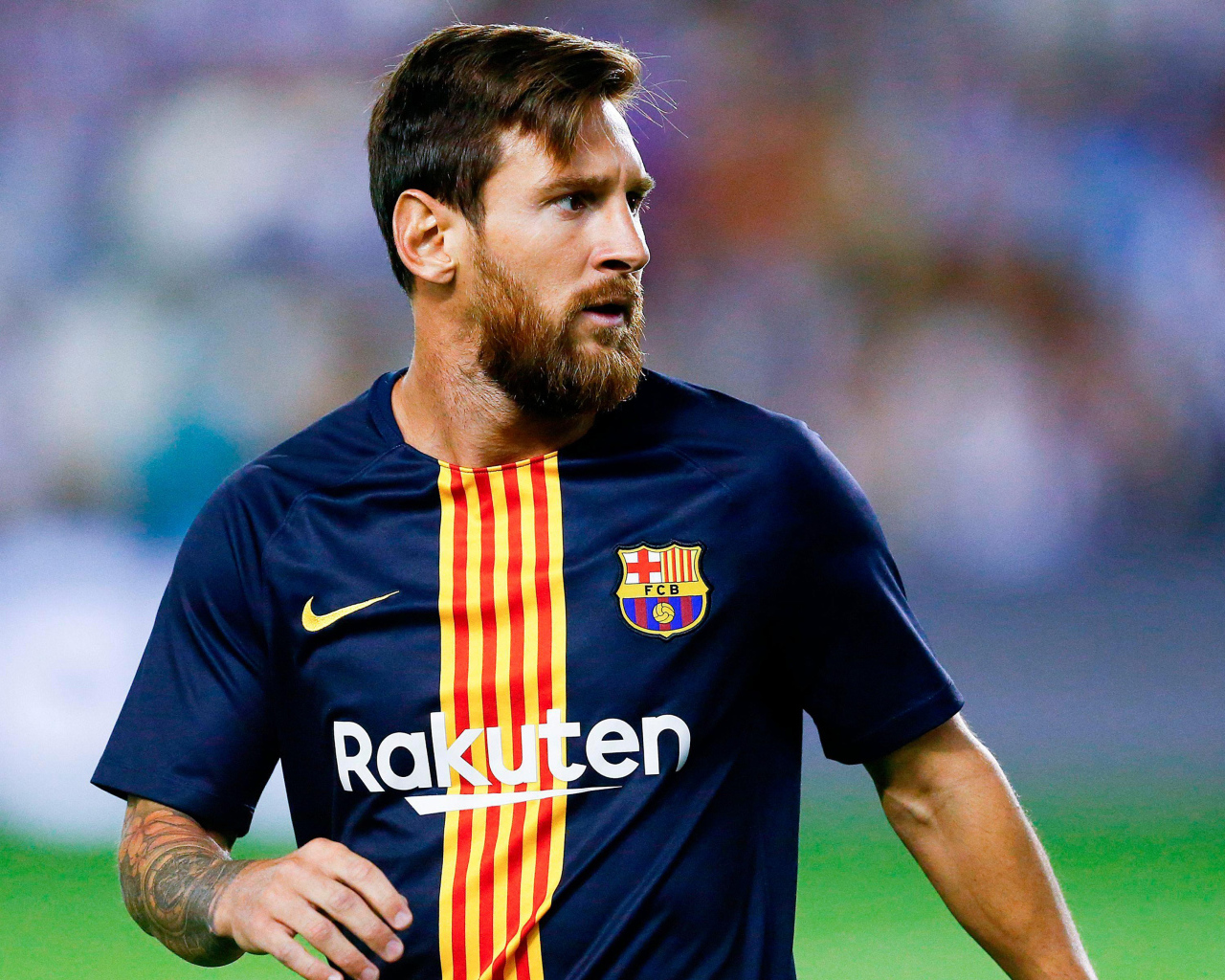 Популярный футболист Лионель Месси с бородой на футбольном поле