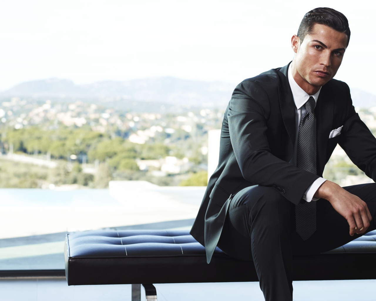 Популярный футболист Криштиану Роналду в костюме