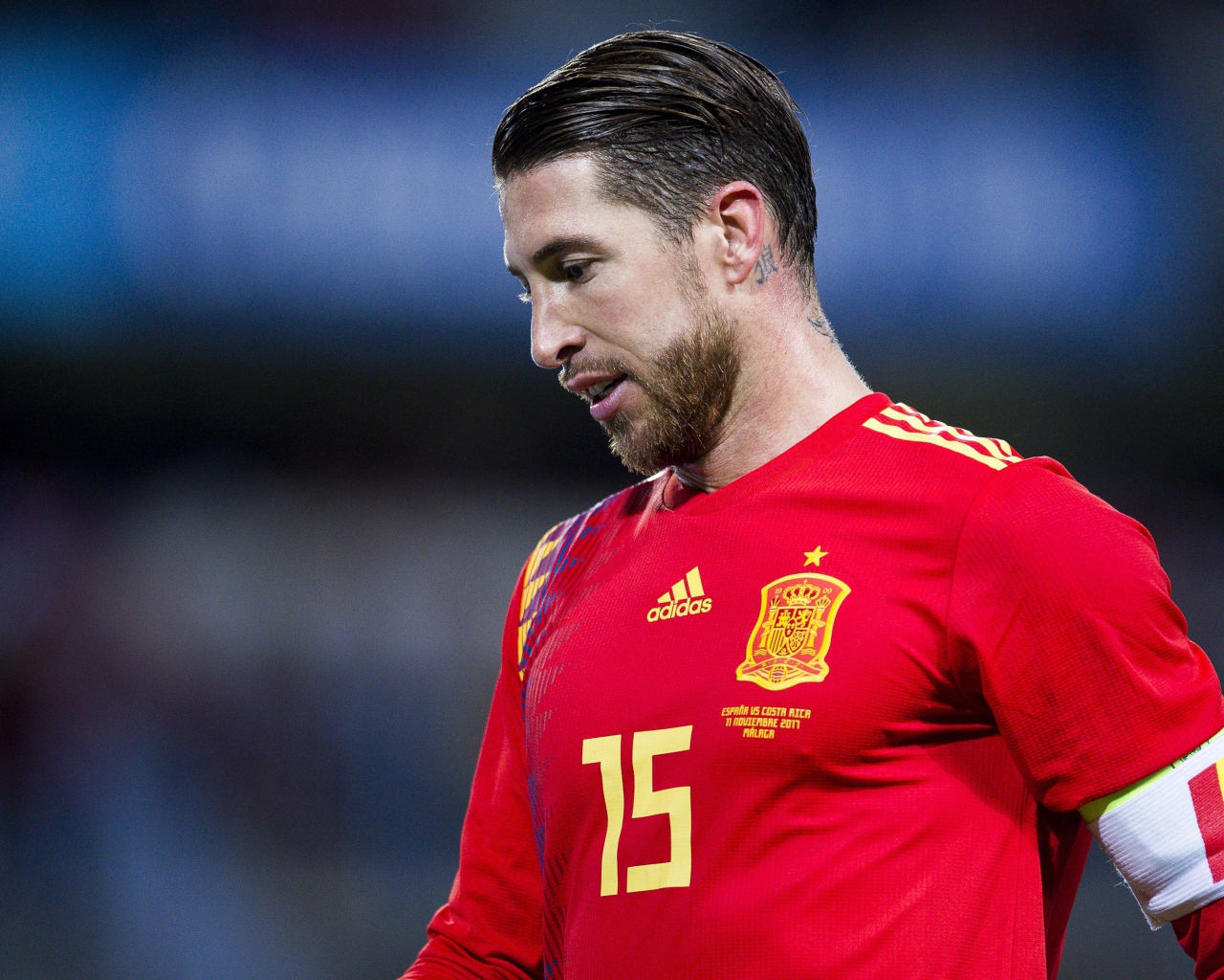 Популярный футболист Серхио Рамос на футбольном поле