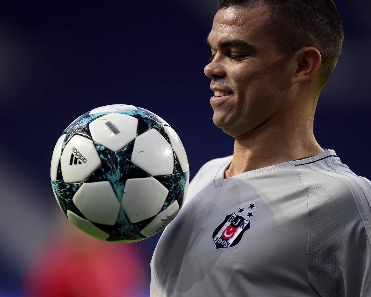 Португальский футболист Пепе с мячом