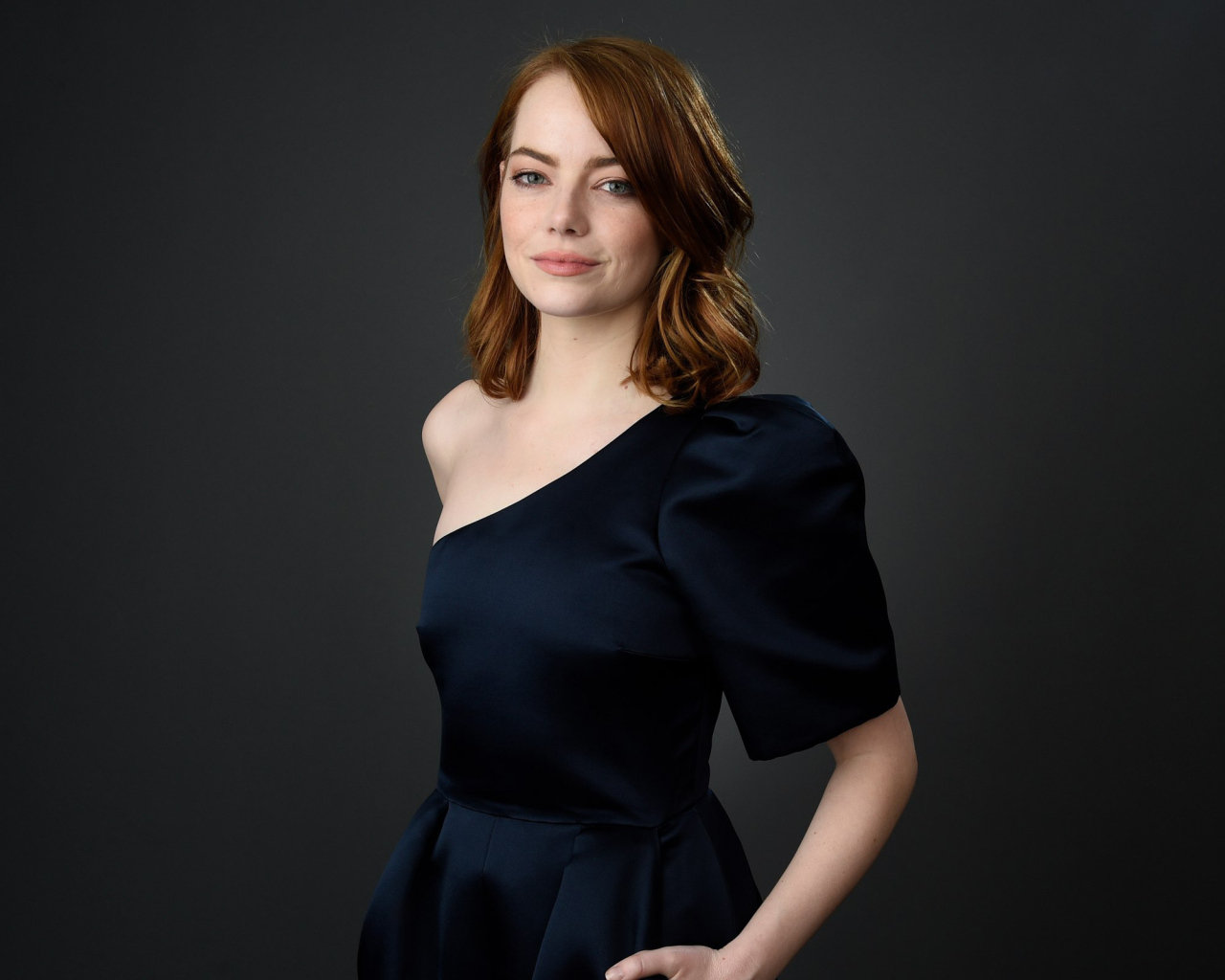 Рыжеволосая актриса Эмма Стоун в черном платье