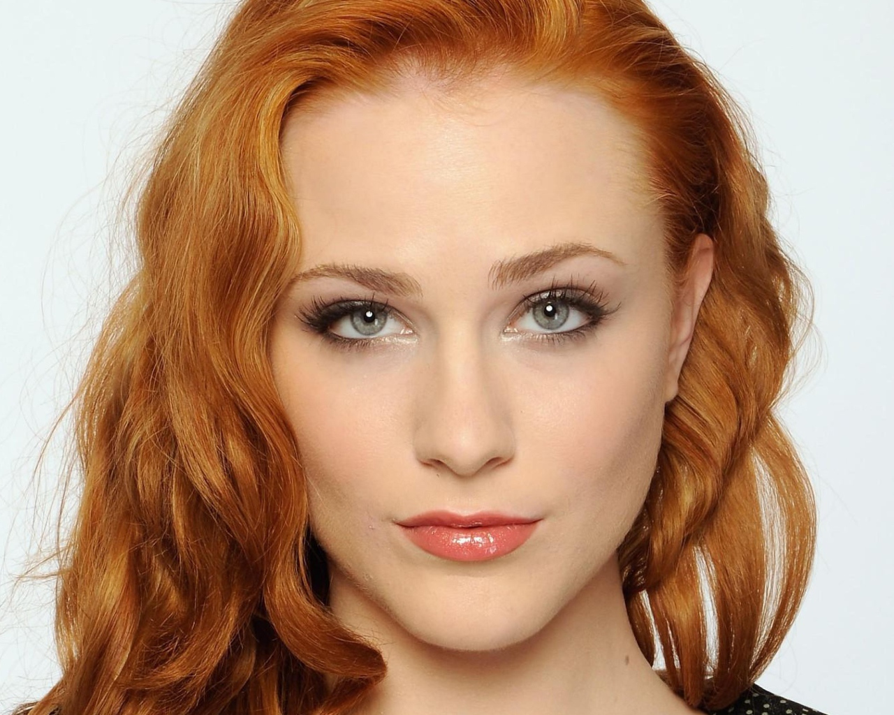 Рыжеволосая актриса Эван Рэйчел Вуд лицо крупным планом