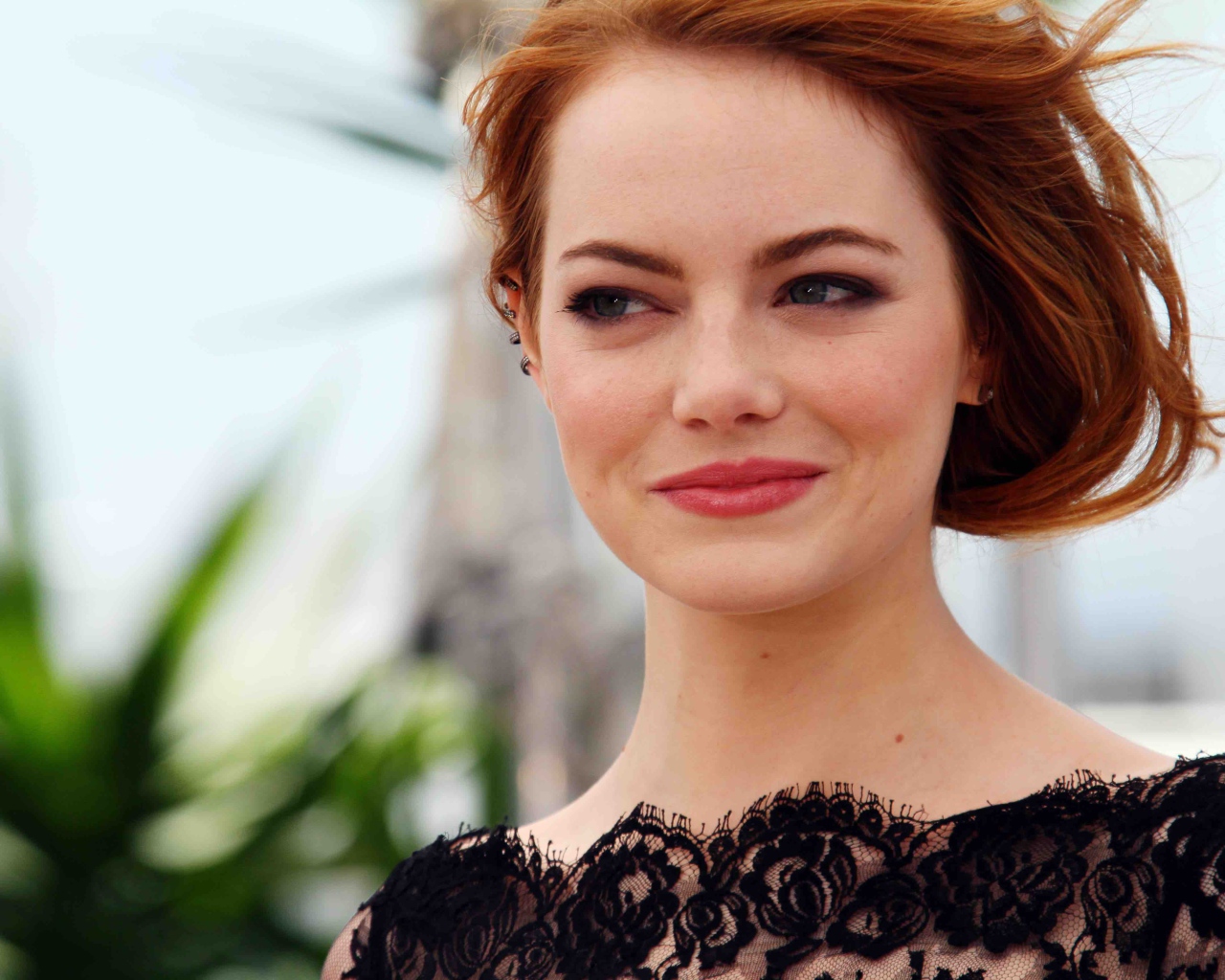 Рыжеволосая улыбающаяся девушка, актриса Эмма Стоун 2018
