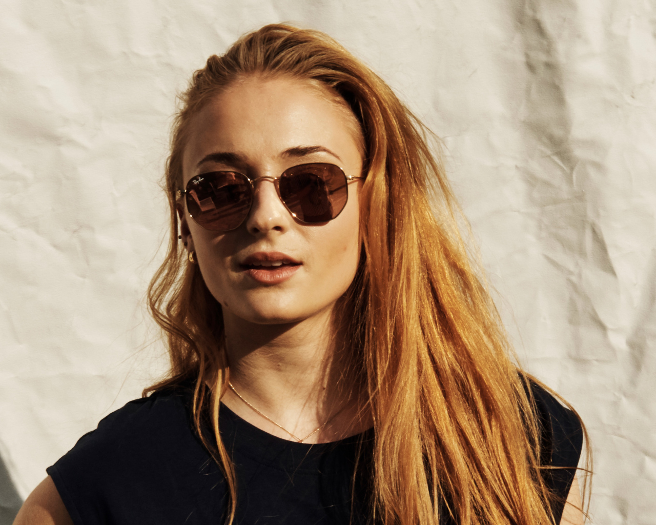 Рыжеволосая актриса Софи Тёрнер в солнечных очках