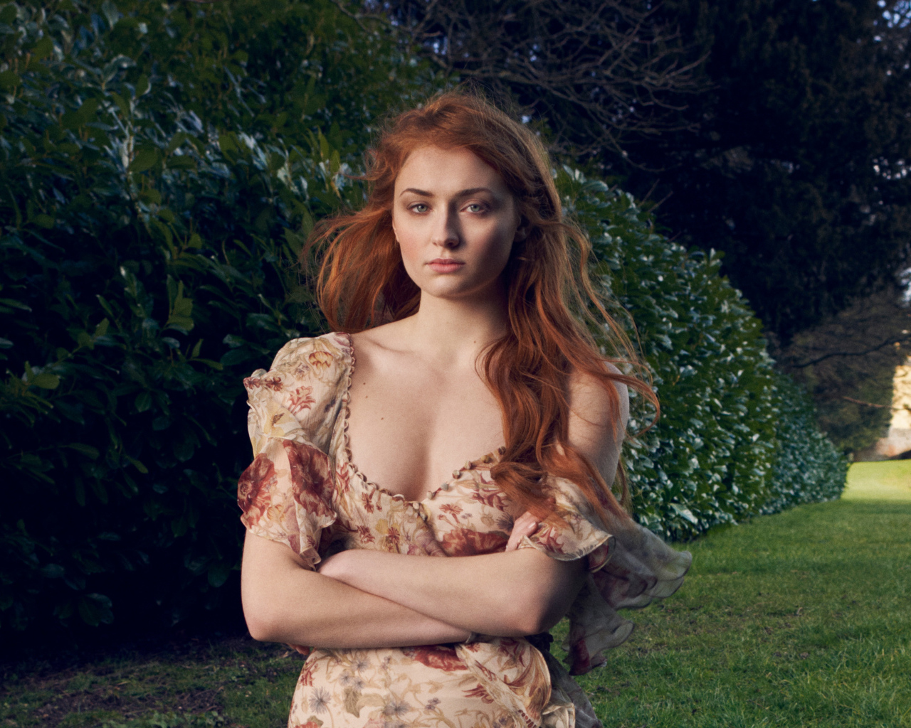 Рыжеволосая актриса Софи Тёрнер в парке