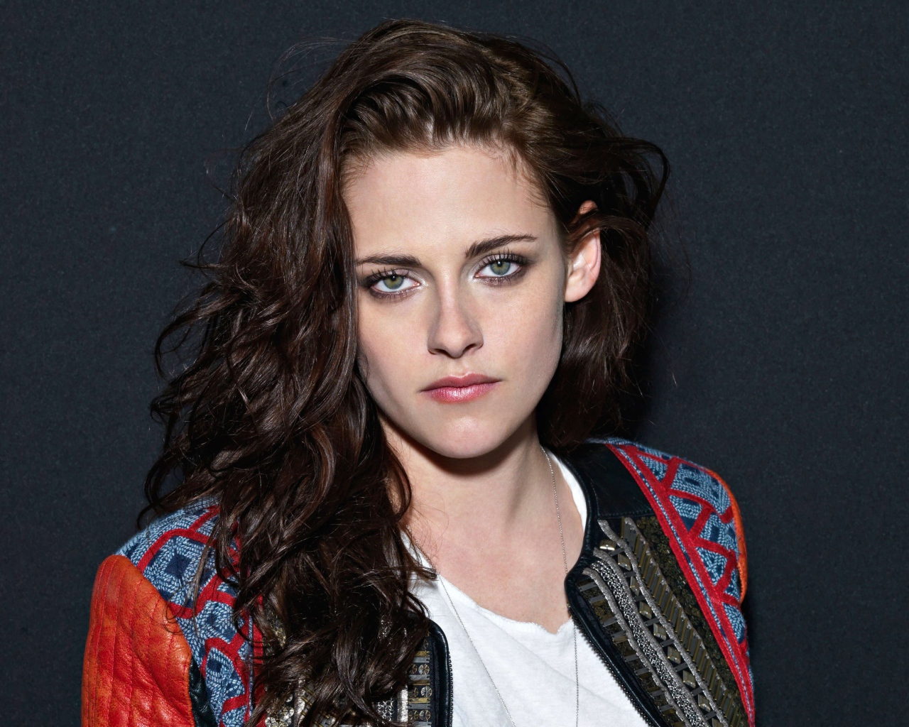 Грустная актриса Кристен Стюарт на сером фоне