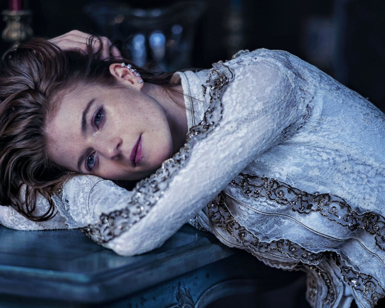 Грустная девушка, актриса Роуз Лесли