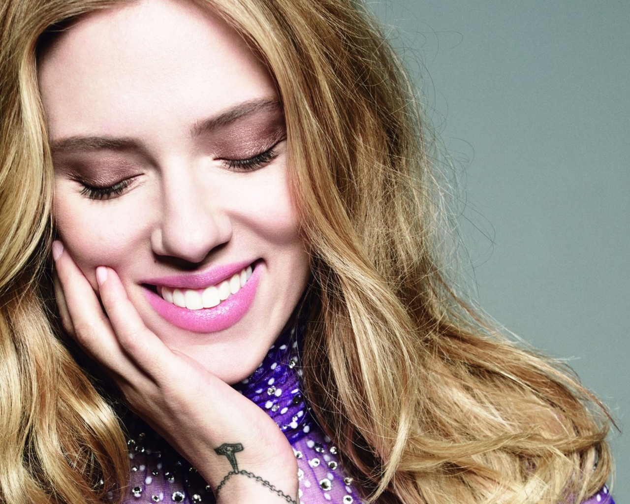 Улыбающаяся актриса Скарлетт Йоханссон