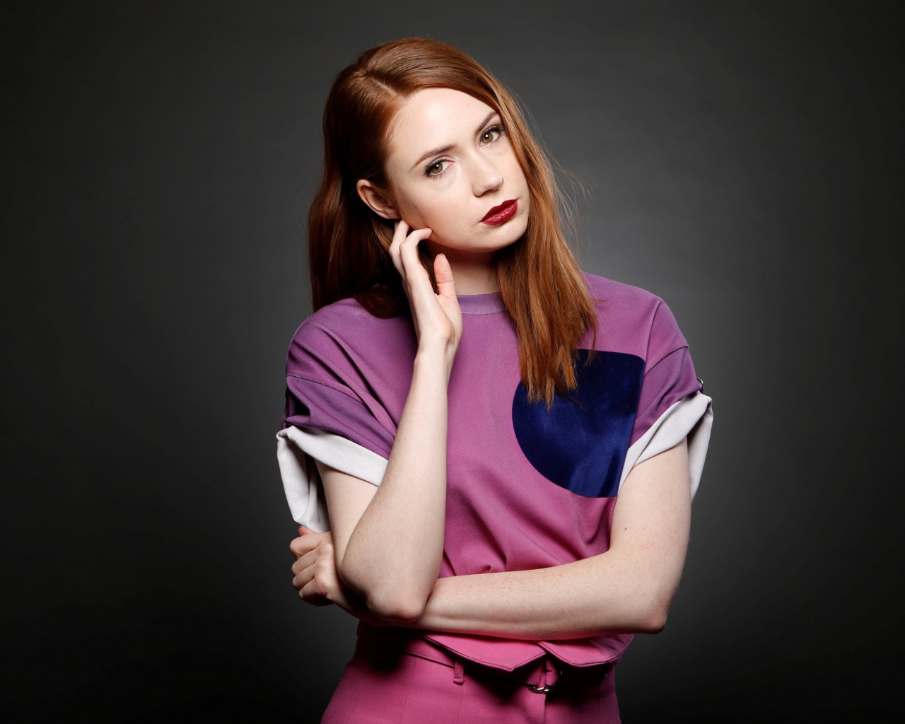 Шотландская актриса Карен Гиллан на сером фоне