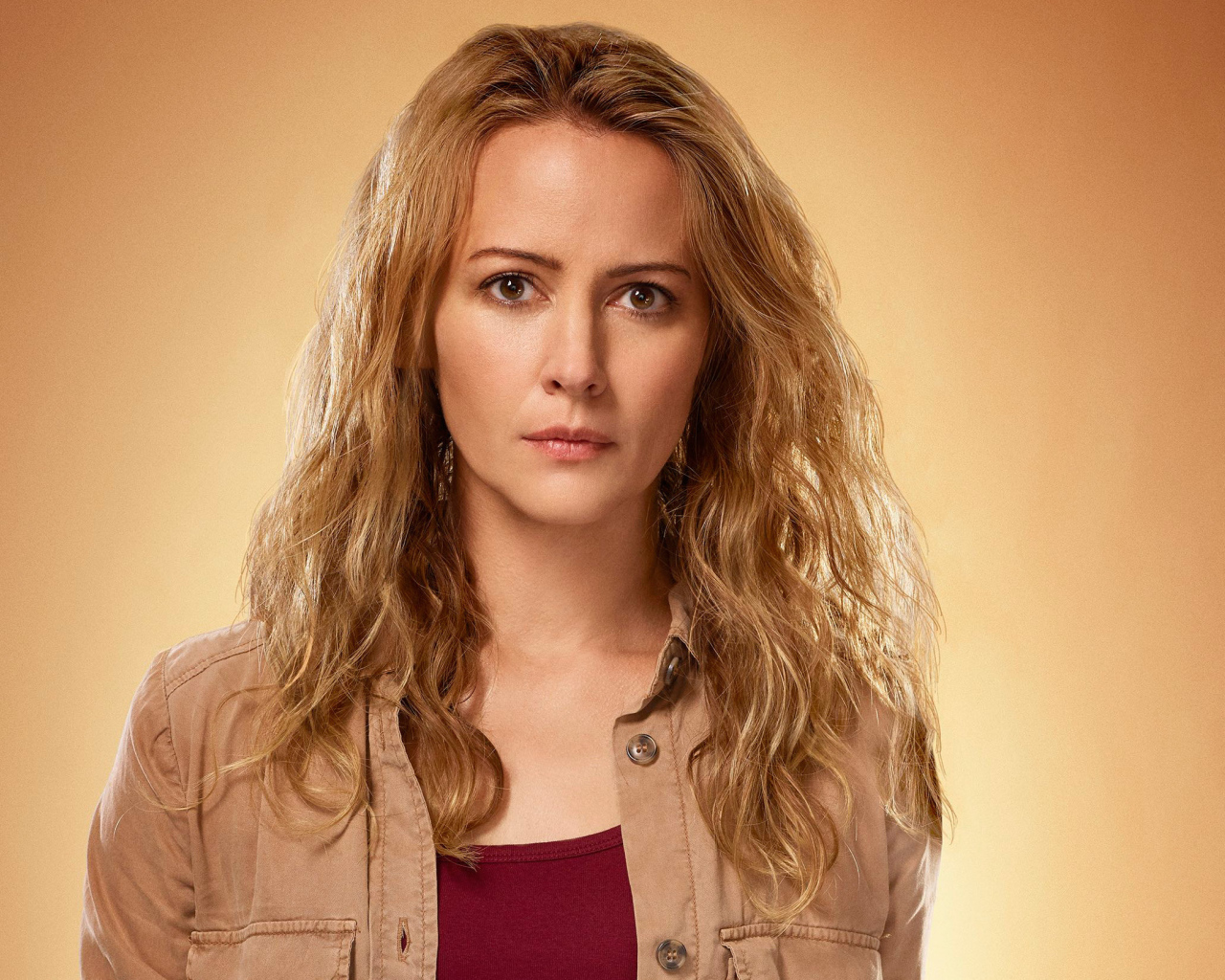 Серьезная американская актриса Эми Экер