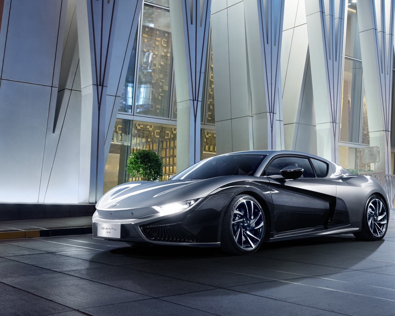 Серебристый электрический суперкар Qiantu K50