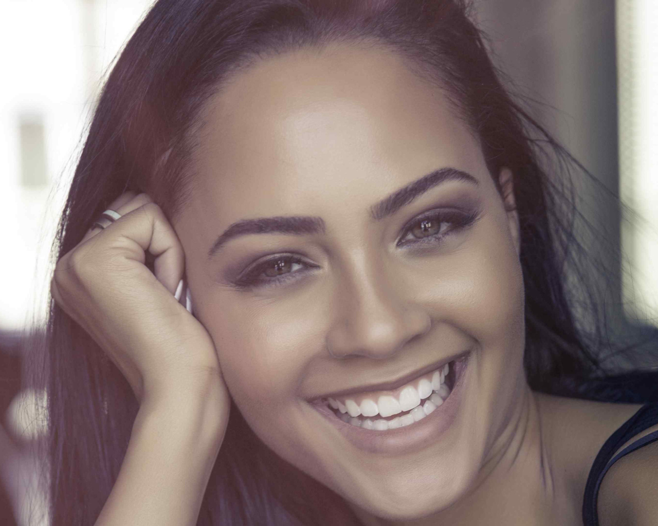 Улыбающаяся американская актриса Тристин Мэйс