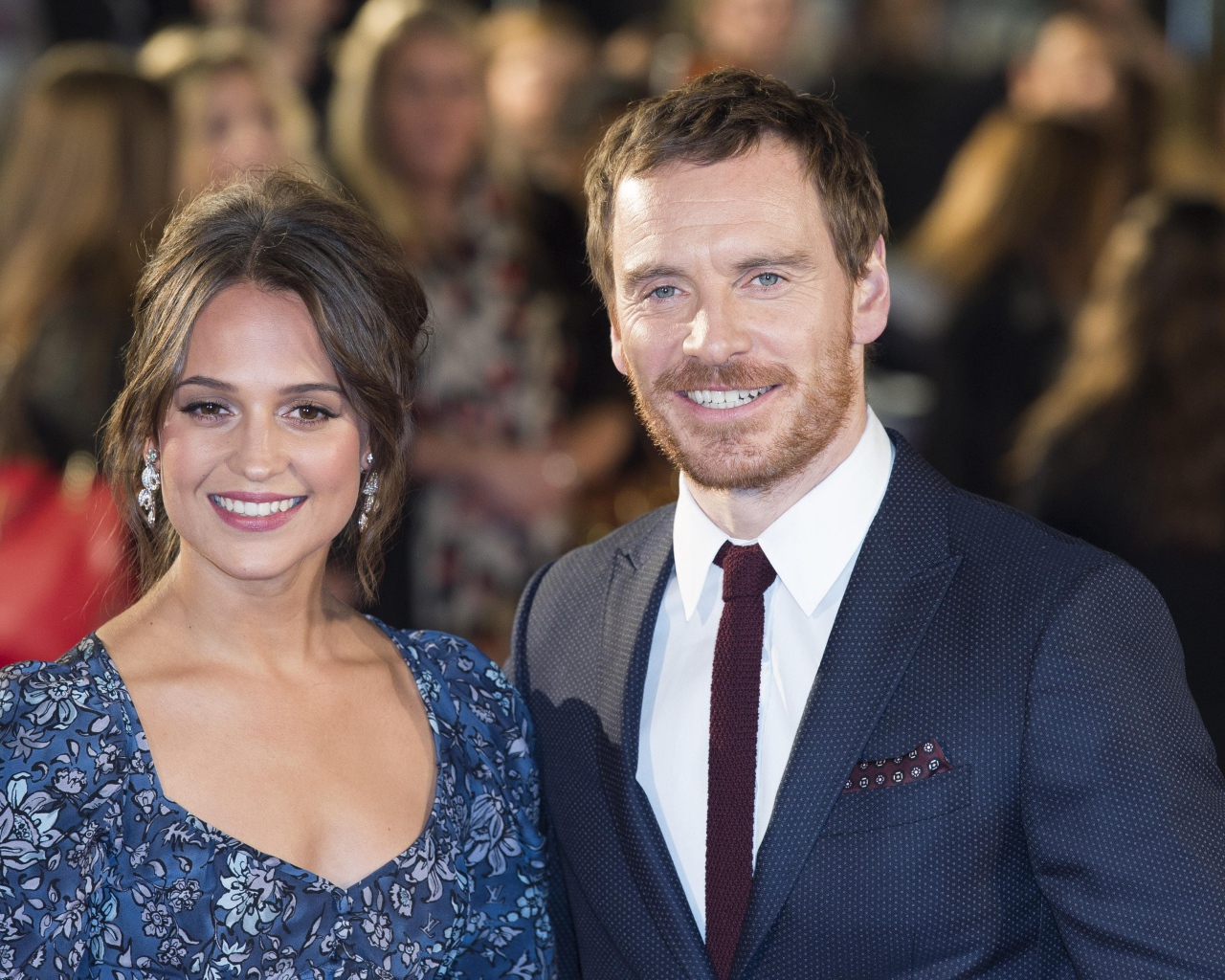 Улыбающиеся актеры Алисия Викандер и Майкл Фассбендер