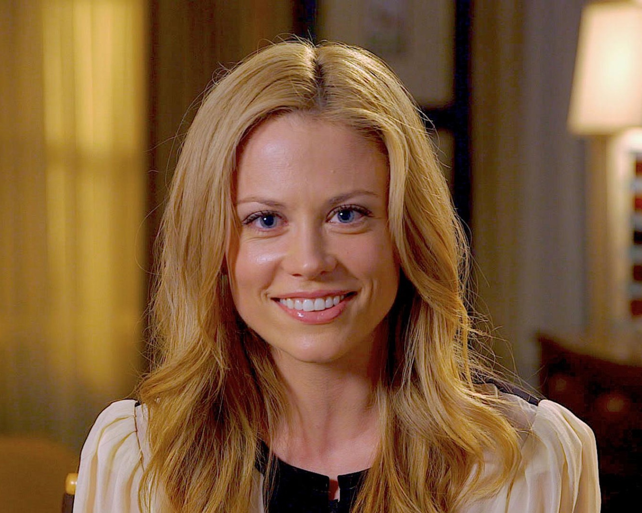 Улыбающаяся актриса Клэр Коффи