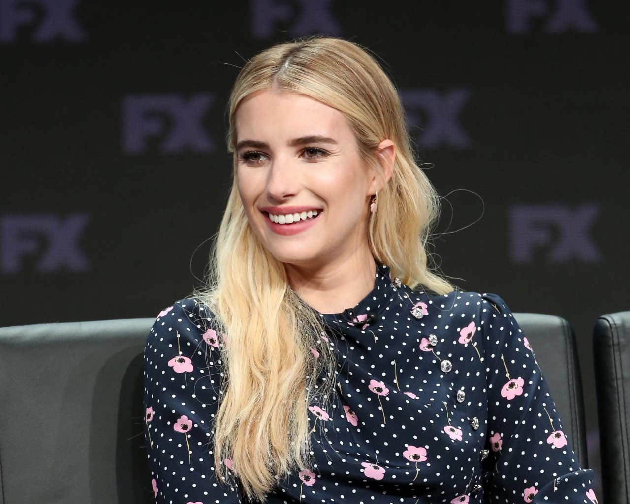 Улыбающаяся актриса Эмма Робертс