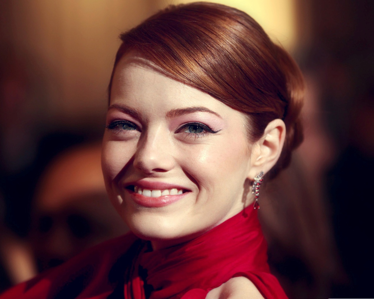 Улыбающаяся актриса Эмма Стоун