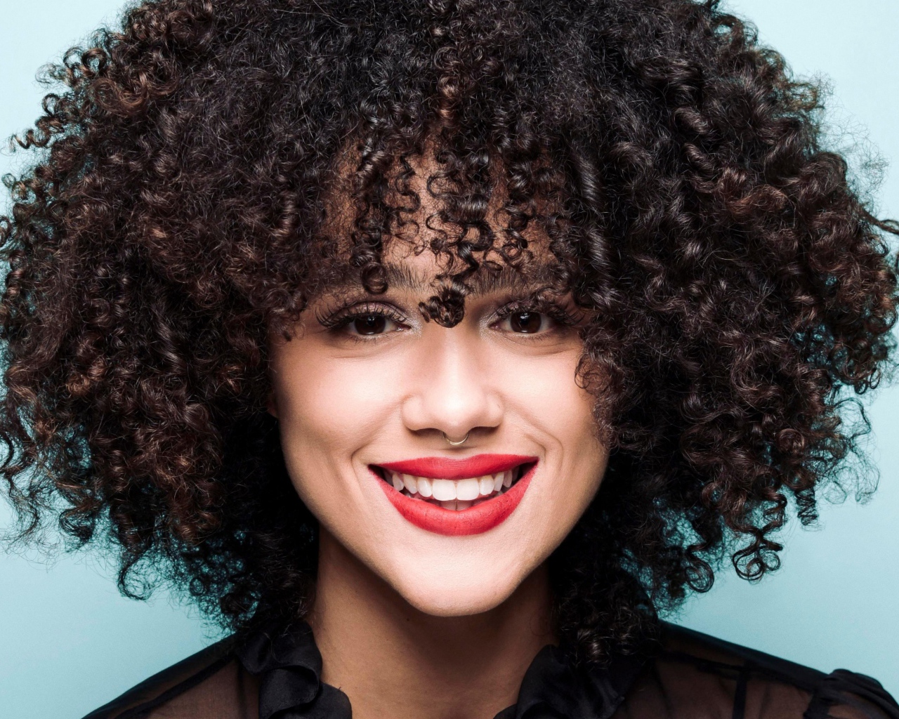 Улыбающаяся яркая девушка, актриса Натали Эммануэль