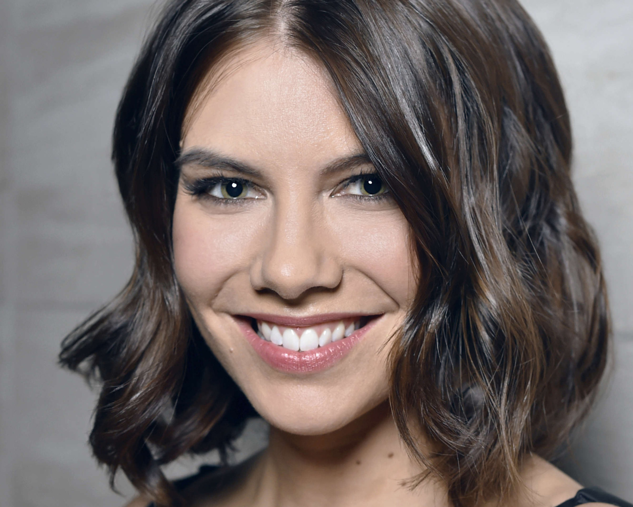 Улыбающаяся девушка, американская актриса Лорен Коэн